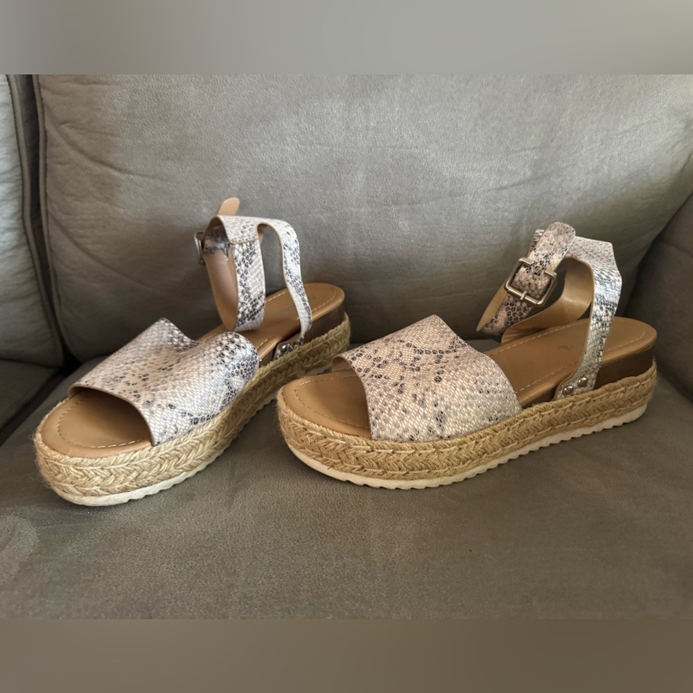 Boutique Soda gray and white snake print rattan platform ankle strap sandal